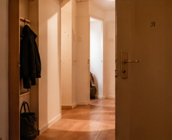 Ankommen an einer Wohnungstür, heller Flur mit Holzboden